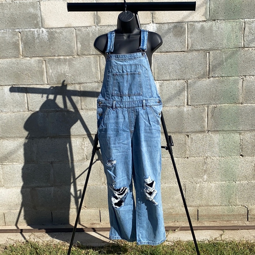Wild Fable Size Medium Manufacturer Ripped Overalls